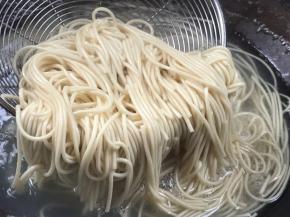 碱面煮至7.8成热时捞出沥水