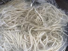 淋入冷水，再次煮沸，再淋入冷水，连续三次即可