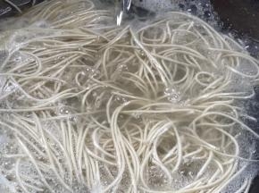 淋入冷水，再次煮沸，再淋入冷水，连续三次即可