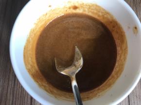 再加入酱油和盐，不停的搅拌成糊状