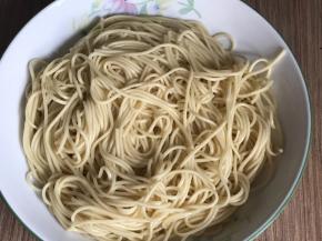 放入盘中，淋入少许食用油，把面条抖散，放凉