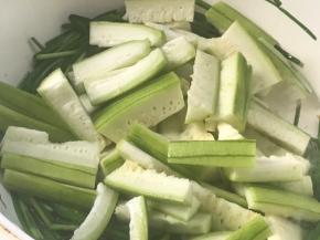 加入丝瓜，大火炒匀至断生