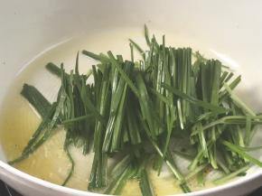 锅烧热油，放入韭菜，炒匀