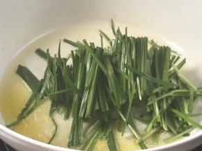 锅烧热油，放入韭菜，炒匀