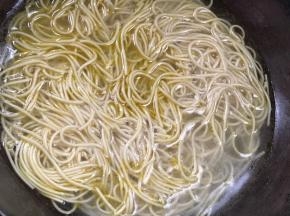 再起锅，烧半锅开水，放入碱面，大火煮沸
