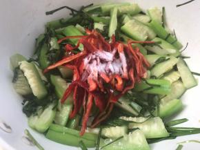 加入红椒和盐