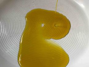 锅置火上，倒入花生油，烧至十成热