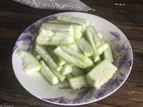 丝瓜去皮，切成条状