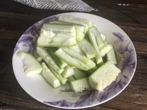 丝瓜去皮，切成条状