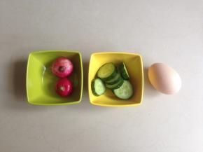 准备做蛋沙拉的食材，鸡蛋用水煮熟或者蒸熟，几分钟就熟了，用煮鸡蛋的时间，就把樱桃萝卜洗干净沥干水分，黄瓜切薄片