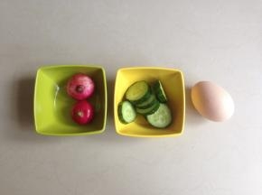 准备做蛋沙拉的食材，鸡蛋用水煮熟或者蒸熟，几分钟就熟了，用煮鸡蛋的时间，就把樱桃萝卜洗干净沥干水分，黄瓜切薄片