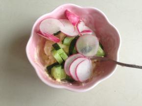 加入切成薄片的樱桃萝卜和切成小块的黄瓜