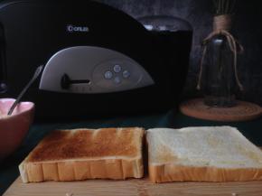 图片是两种时间的吐司片，深色的大概烤1分多钟，浅色的烤约1分钟。不过，不同型号的多士炉时间上会有所不同，没有多士炉也可以省略此步骤