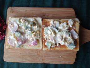 在其中一片吐司片抹上蛋沙拉