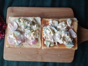 在其中一片吐司片抹上蛋沙拉