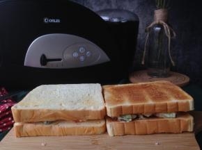 用另一片烤好的面包片盖上