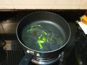 锅里放入油、葱、姜片煸炒出香味