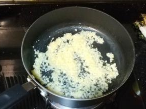 锅里热油放入蒜蓉炒香
