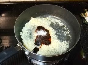 放入蚝油、糖、鱼露