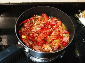 倒入小龙虾，加入浸泡过龙虾的水量