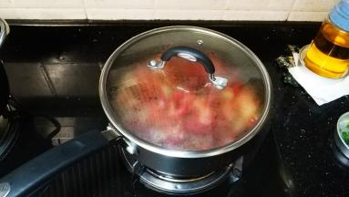 盖上盖子大火煮8-10分钟（其间开盖试味再调整）