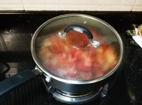盖上盖子大火煮8-10分钟（其间开盖试味再调整）