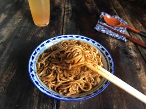 用筷子在碗的中间插下去把底下的面条挑出来，就这样拌匀