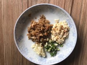 备好榨菜末，蒜末，葱花和花生碎