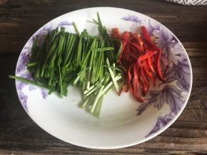 韭菜切段，红椒去蒂去籽，切丝备用