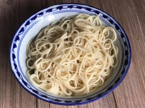 迅速捞出放入面碗中