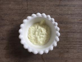 蛋黄酱放2粒黄豆粒大小的青芥辣酱搅拌均匀备用。