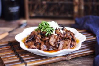 盛出烧好的茄子，撒上香菜和蒜末，吃之前拌均即可。