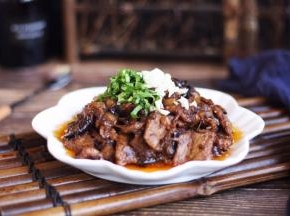 盛出烧好的茄子，撒上香菜和蒜末，吃之前拌均即可。