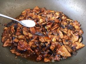 肉片茄子烧好后放入少许的盐调味。