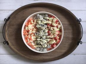 淋入准备好的蛋黄酱。