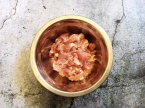 肉片里放少许白胡椒粉、料酒、淀粉、盐，抓匀，备用。