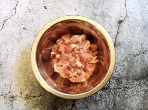 肉片里放少许白胡椒粉、料酒、淀粉、盐，抓匀，备用。