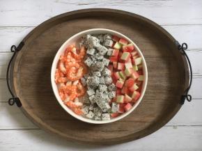 将鲜虾、火龙果、翠衣丁放在一个较大的容器里。