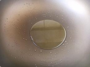 起锅锅热放入50g的油。