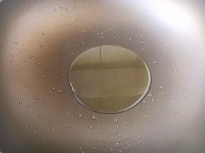 起锅锅热放入50g的油。