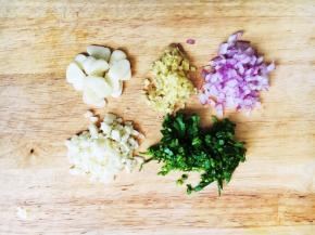 香菜切成碎末，姜切成碎末，洋葱切成碎末，蒜一部分切成碎末，一部分切成片。