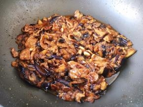 最后可放入少许的白糖提香。