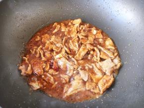 放入五花肉肉片，翻炒至变色。放入少许白胡椒粉，沿锅边烹入1勺料酒，放入1勺生抽，翻炒均匀。