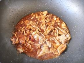 放入五花肉肉片，翻炒至变色。放入少许白胡椒粉，沿锅边烹入1勺料酒，放入1勺生抽，翻炒均匀。