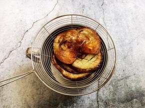 将所有的茄子片煎好，沥一下油。