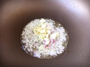 热锅凉油放蒜片、姜末、洋葱碎，爆香。