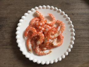 把虾壳去掉，剥成虾仁，挑出虾线备用。