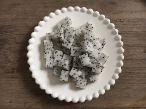 火龙果去皮，切成骰子大小的丁。