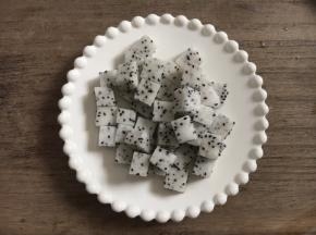 火龙果去皮，切成骰子大小的丁。