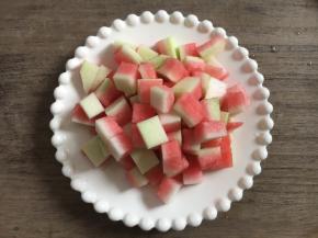 西瓜皮去外边最硬的壳，保留翠衣，切成骰子大小的丁。